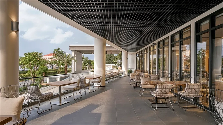 Khu vực ngồi ngoải trời nhà hàng Oryzaa