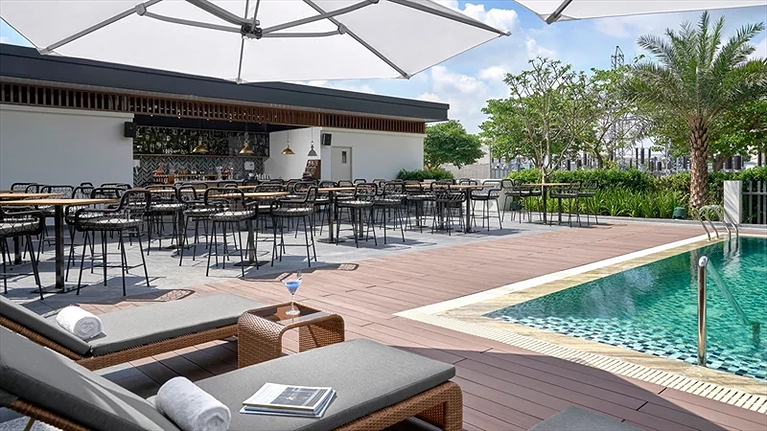 Quầy bar cạnh bể bơi