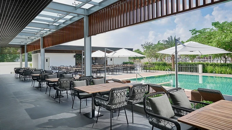 Quầy bar cạnh bể bơi