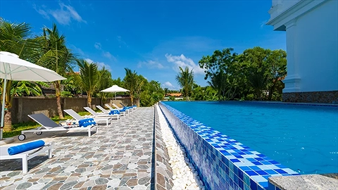 Hồ bơi ngoài trời