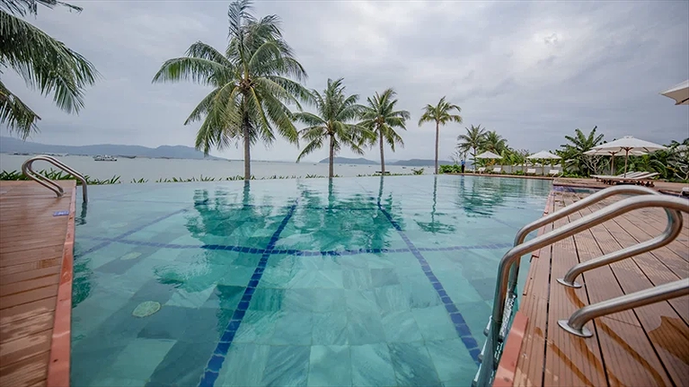 Hồ bơi ngoài trời nhìn ra biển