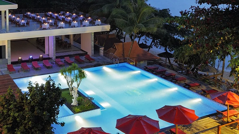 Hồ bơi ngoài trời