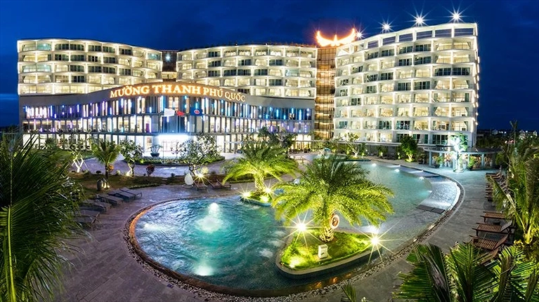 Hồ bơi ngoài trời