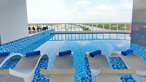 Quang cảnh hồ bơi