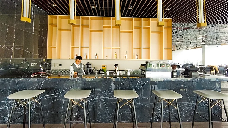 Quầy bar Diamond cạnh hồ bơi