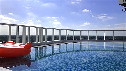 Quang cảnh hồ bơi