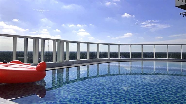 Quang cảnh hồ bơi