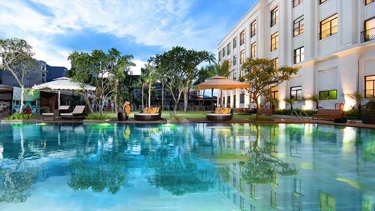 Quang cảnh khách sạn nhìn từ bên ngoài