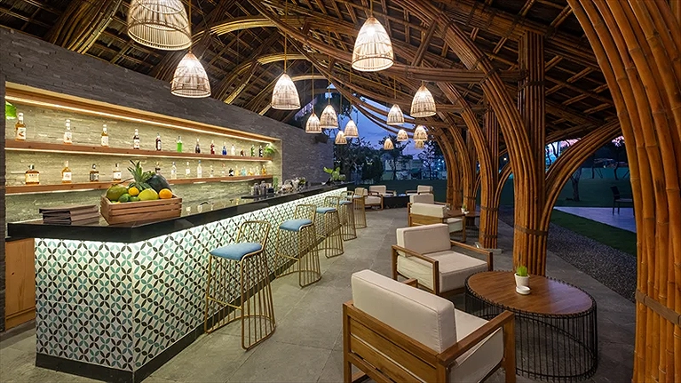 quầy bar cạnh bể bơi