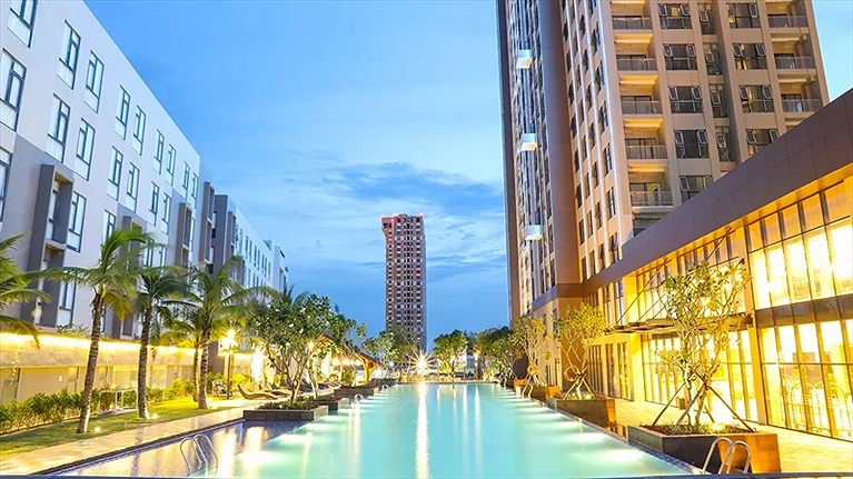 Hồ bơi ngoài trời