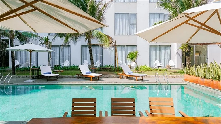 Hồ bơi ngoài trời