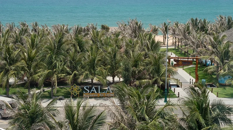 Khu vực nhà hàng và quán bar của khách sạn bên cạnh bãi biển