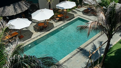 Hồ bơi ngoài trời