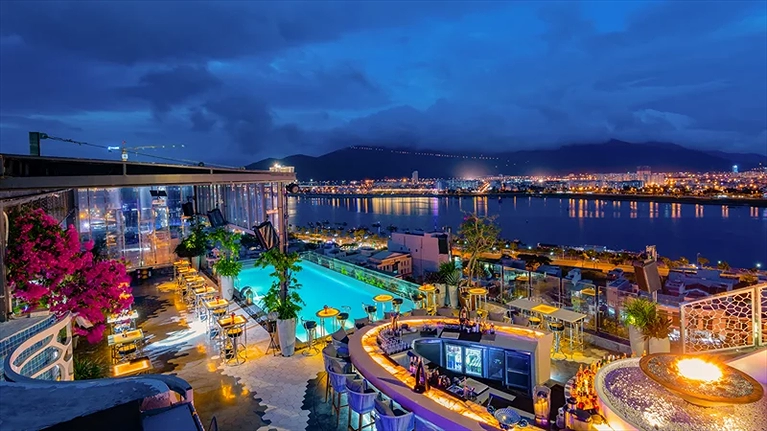 Hồ bơi tầng thượng và Sevva Sky Lounge