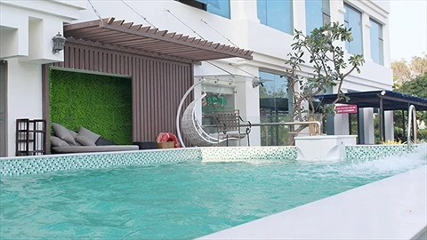 Hồ bơi ngoài trời