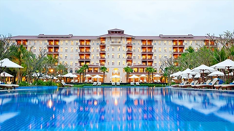 Bể bơi lớn ngoài trời đem đến không gian cực kỳ thư giãn