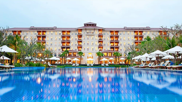 Bể bơi lớn ngoài trời đem đến không gian cực kỳ thư giãn