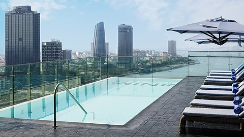 Hồ bơi tầng thượng