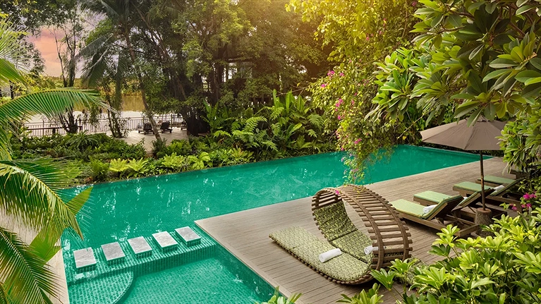 Hồ bơi ngoài trời