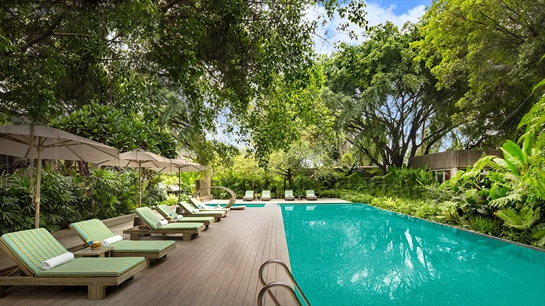 Hồ bơi ngoài trời