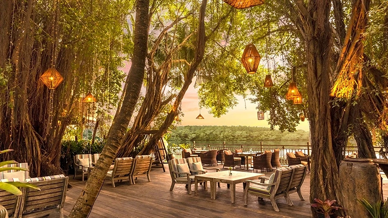 Khu vực chờ phía ngoài bờ sông