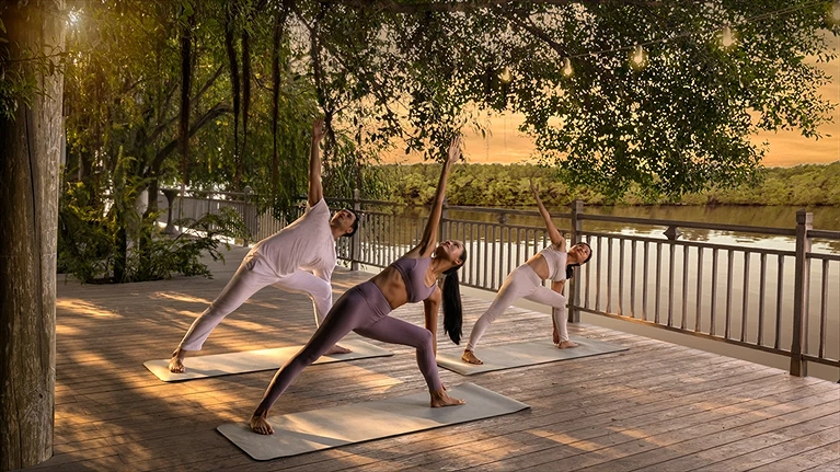 Khu vực tập Yoga cạnh bờ sông yên tĩnh