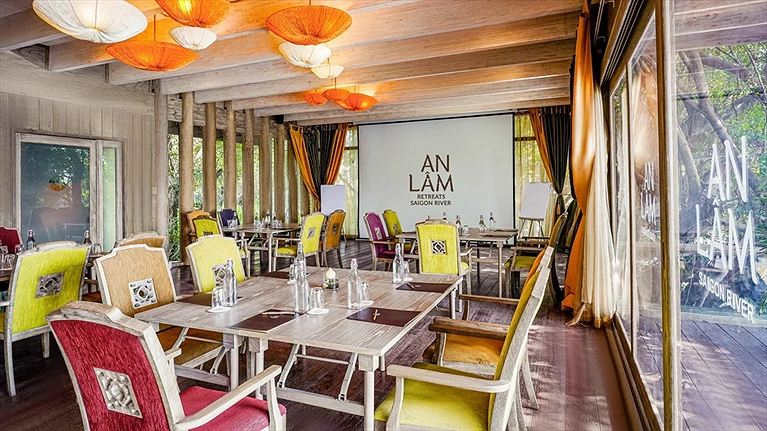 Phòng họp Lục Bình