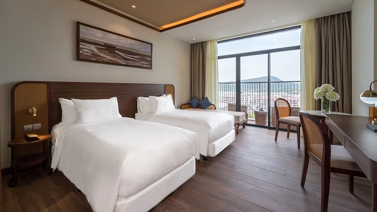 Deluxe King or Twin With Balcony