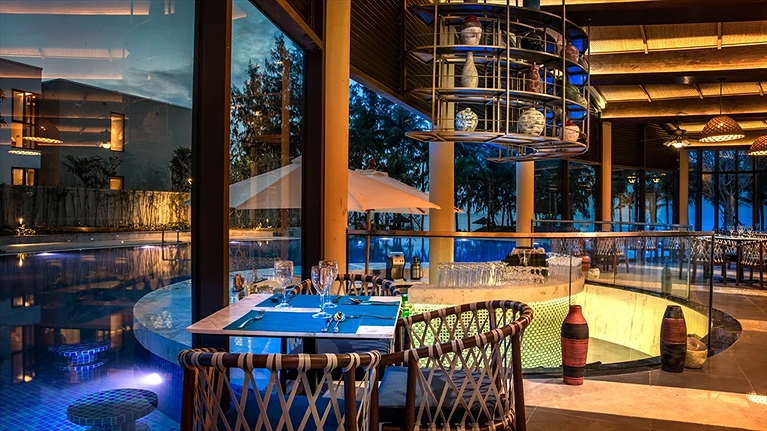 Quầy bar Oasis cạnh bể bơi