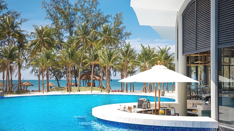 Quầy bar cạnh hồ bơi