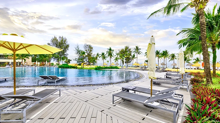 Quang cảnh hồ bơi