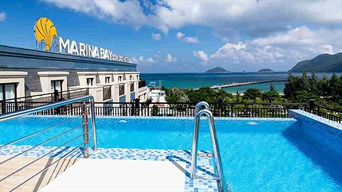 Hồ bơi ngoài trời