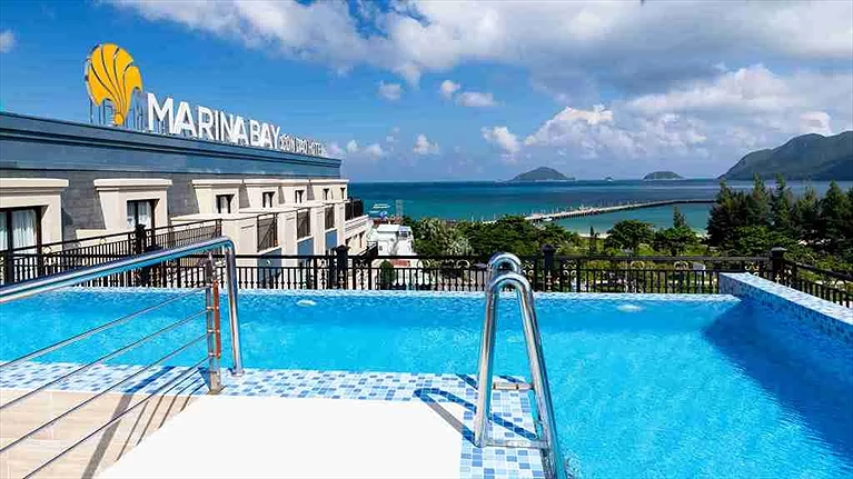 Hồ bơi ngoài trời