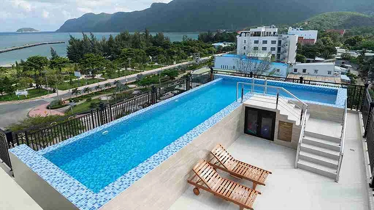 Hồ bơi ngoài trời