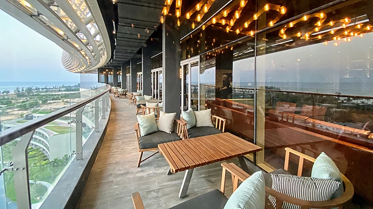 Khu vực ngồi ngoài nhà hàng Mad Cow Wine & Grill