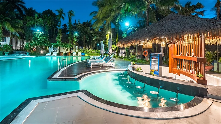Quầy bar cạnh bể bơi