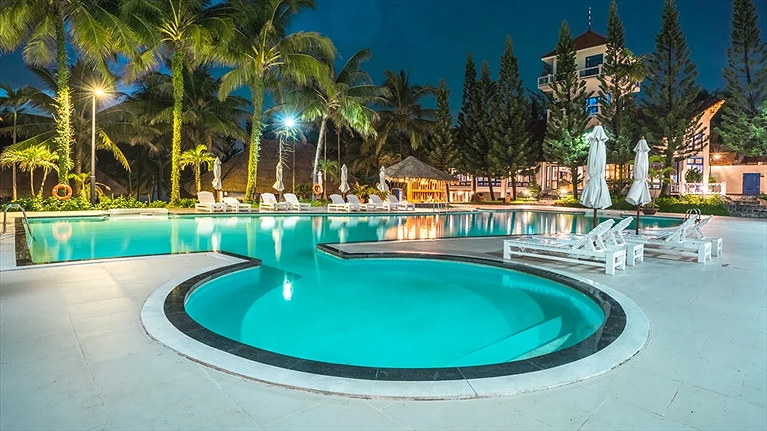 Hồ bơi ngoài trời