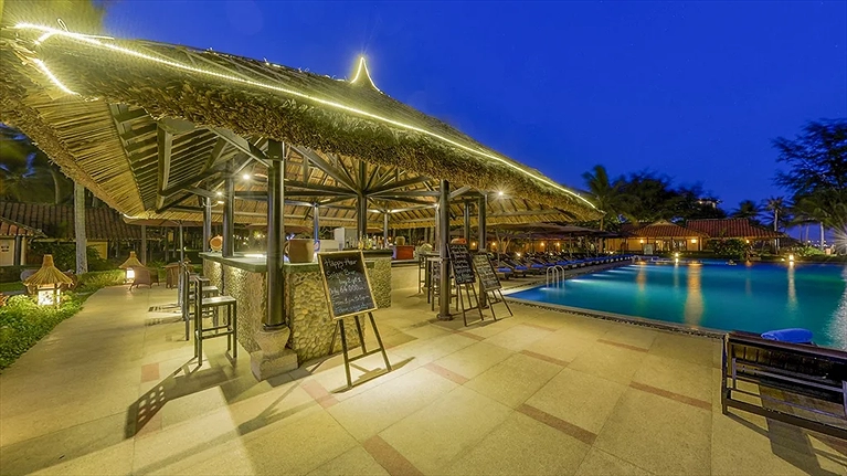 Quầy bar Nón Lá cạnh hồ bơi