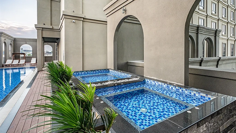 Quang cảnh hồ bơi ngoài trời