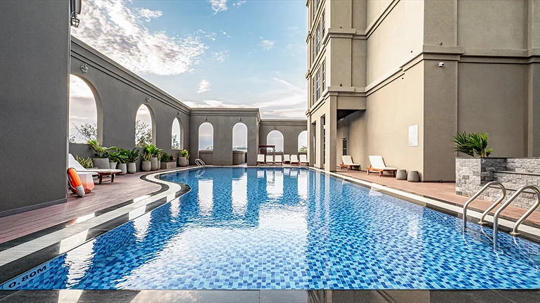 Quang cảnh hồ bơi ngoài trời