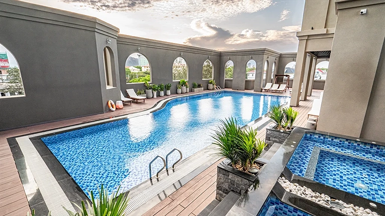 Quang cảnh hồ bơi ngoài trời