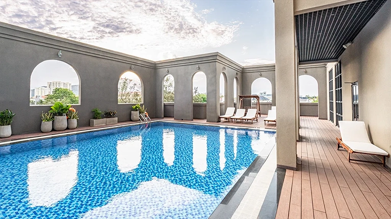 Quang cảnh hồ bơi ngoài trời