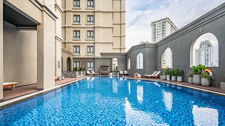 Quang cảnh hồ bơi ngoài trời