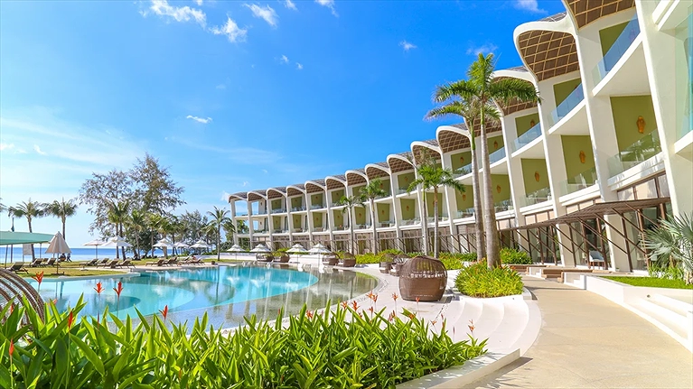 Khu vực hồ bơi ngoài trời