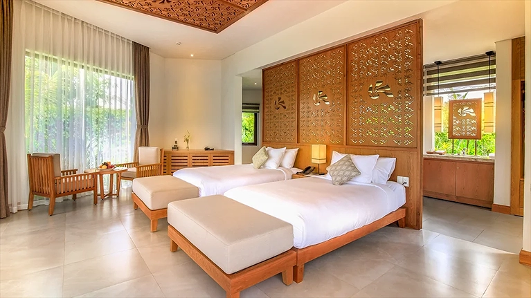 Luxury Villa Poolside