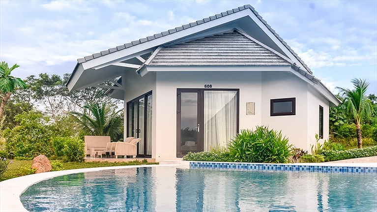 Luxury Villa Poolside