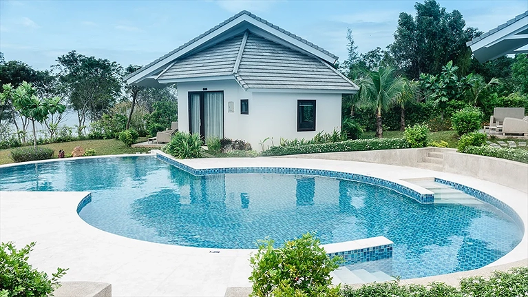 Luxury Villa Poolside