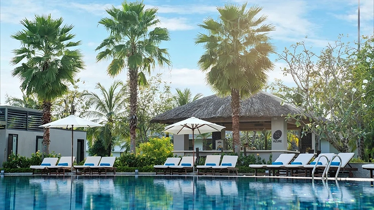 Khu vực quầy bar Azure cạnh hồ bơi