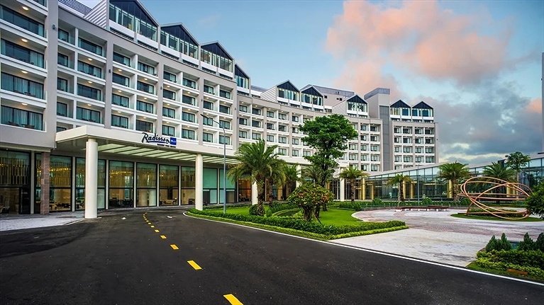 Toàn cảnh phía ngoài lối vào Resort