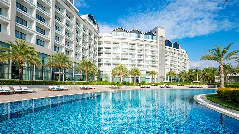 Khu vực hồ bơi ngoài trời